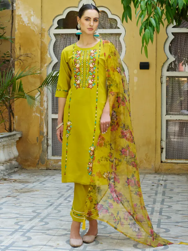 Floral_Embroidered_Viscose_Rayon_Round_Neck_Kurta_Trouser_&_Dupatta