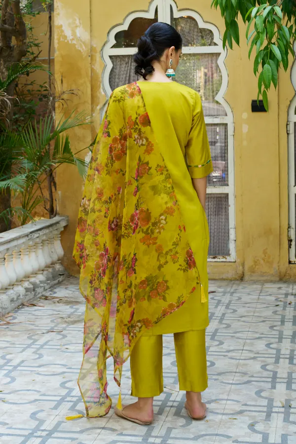 Floral_Embroidered_Viscose_Rayon_Round_Neck_Kurta_Trouser_&_Dupatta