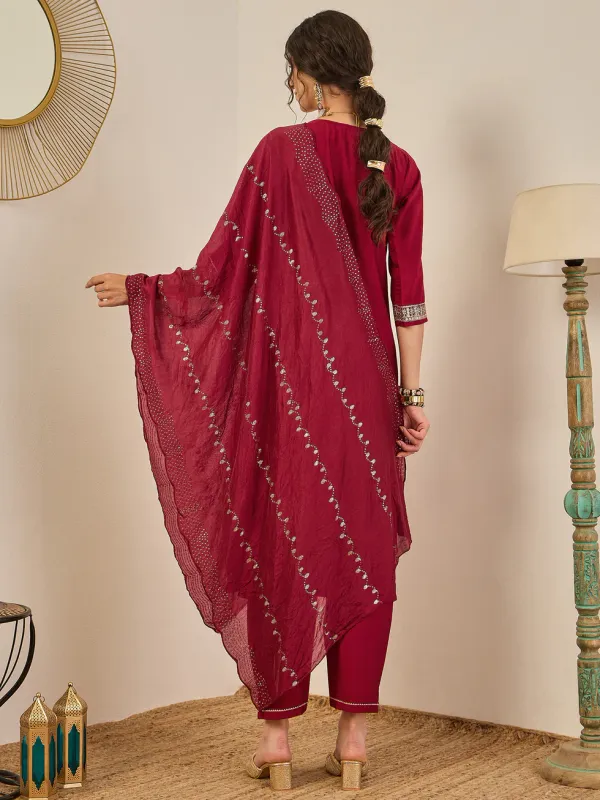 Floral_Embroidered_Viscose_Rayon_Round_Neck_Kurta_Trouser_&_Dupatta