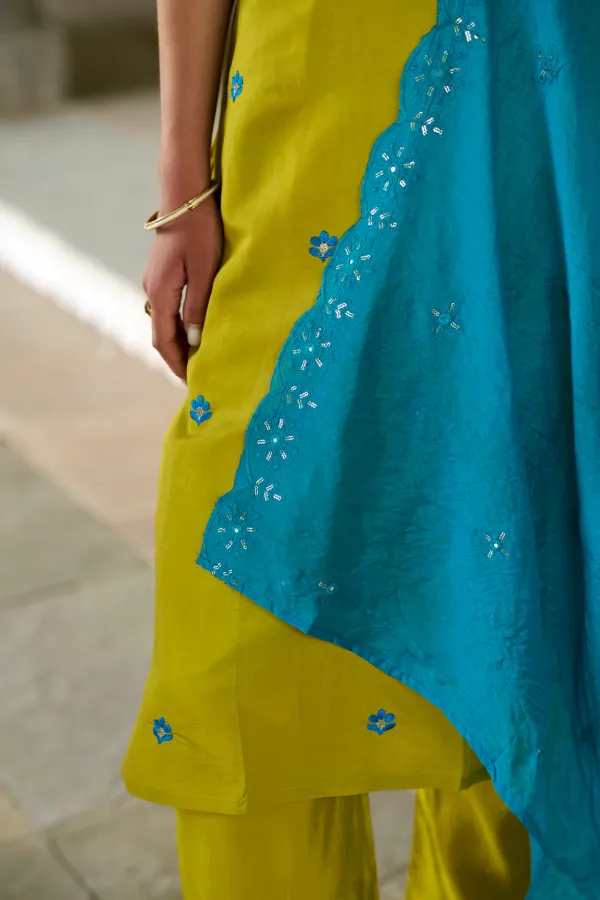 Floral_Embroidered_Muslin_V_Neck_Kurta_Trouser_&_Dupatta