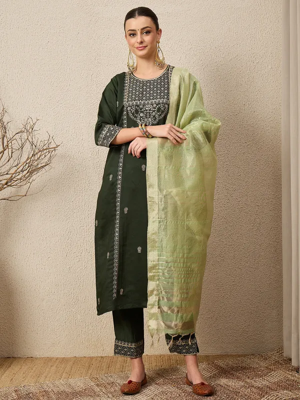 Floral_Embroidered_Viscose_Rayon_Round_Neck_Kurta_Trouser_&_Dupatta