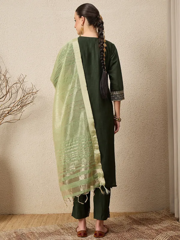 Floral_Embroidered_Viscose_Rayon_Round_Neck_Kurta_Trouser_&_Dupatta
