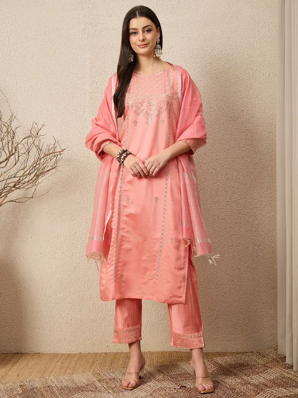 Floral_Embroidered_Viscose_Rayon_Round_Neck_Kurta_Trouser_&_Dupatta