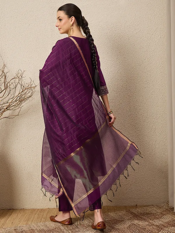 Floral_Embroidered_Viscose_Rayon_Round_Neck_Kurta_Trouser_&_Dupatta