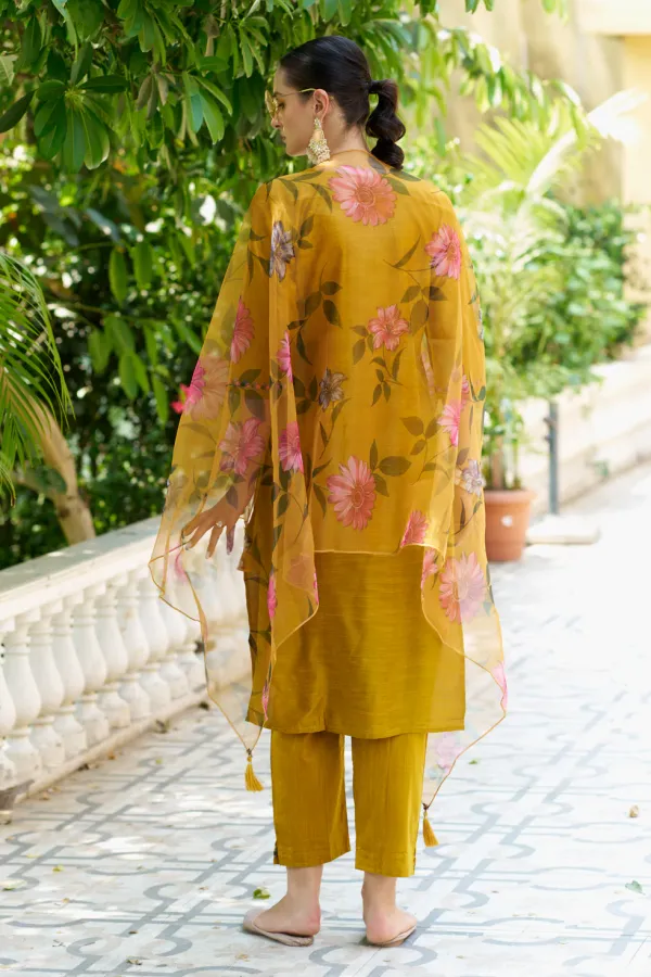 Floral_Embroidered_Cotton_Silk_Round_Neck_Kurta_Trouser_&_Dupatta