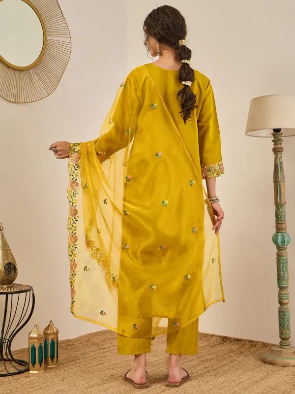 Floral_Embroidered_Silk_Blend_Round_Neck_Kurta_Trouser_&_Dupatta