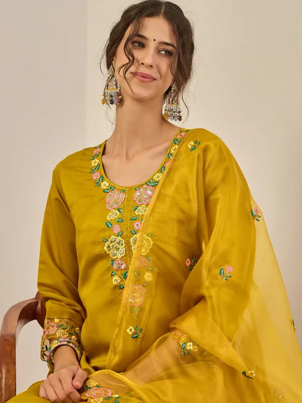Floral_Embroidered_Silk_Blend_Round_Neck_Kurta_Trouser_&_Dupatta