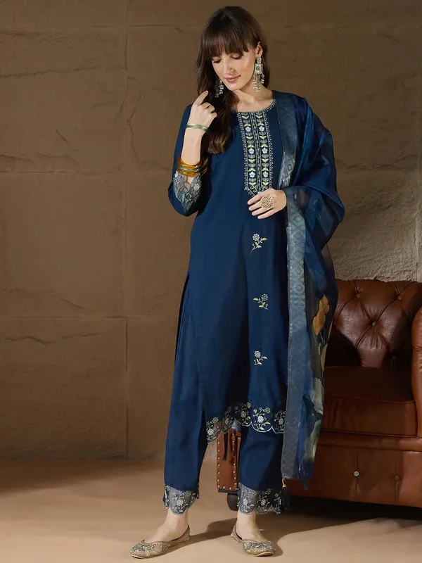 Blue_Silk_Blend_Kurta_Set_with_Organza_Jacquard_Digital_Print_Dupatta_for_Women