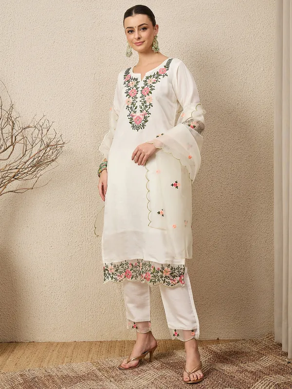 Floral_Embroidered_Silk_Blend_Round_Neck_Kurta_Trouser_&_Dupatta_Set
