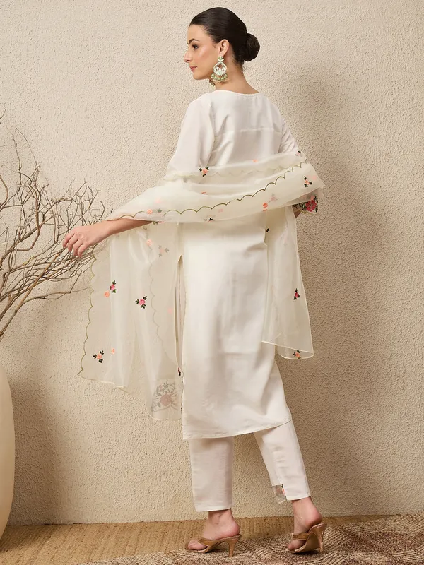 Floral_Embroidered_Silk_Blend_Round_Neck_Kurta_Trouser_&_Dupatta_Set