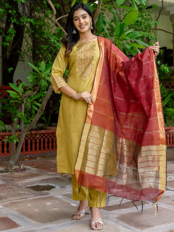 Floral_Printed_Silk_Blend_Round_Neck_Kurta_Trouser_&_Dupatta_Set