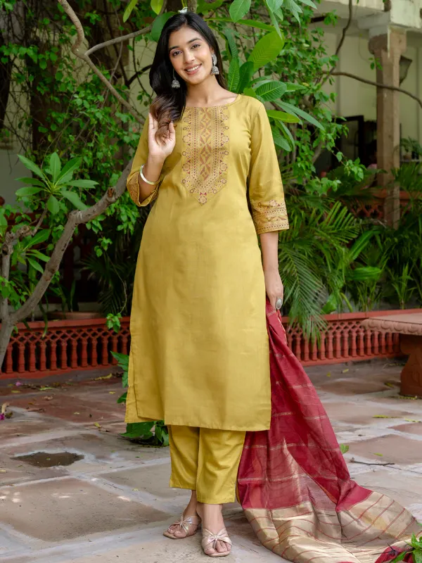 Floral_Printed_Silk_Blend_Round_Neck_Kurta_Trouser_&_Dupatta_Set