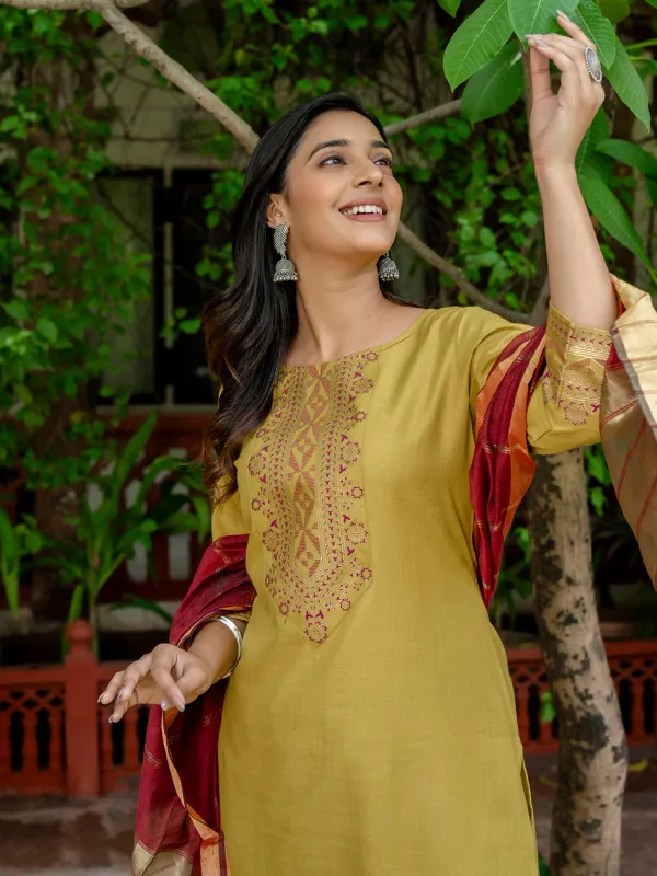 Floral_Printed_Silk_Blend_Round_Neck_Kurta_Trouser_&_Dupatta_Set