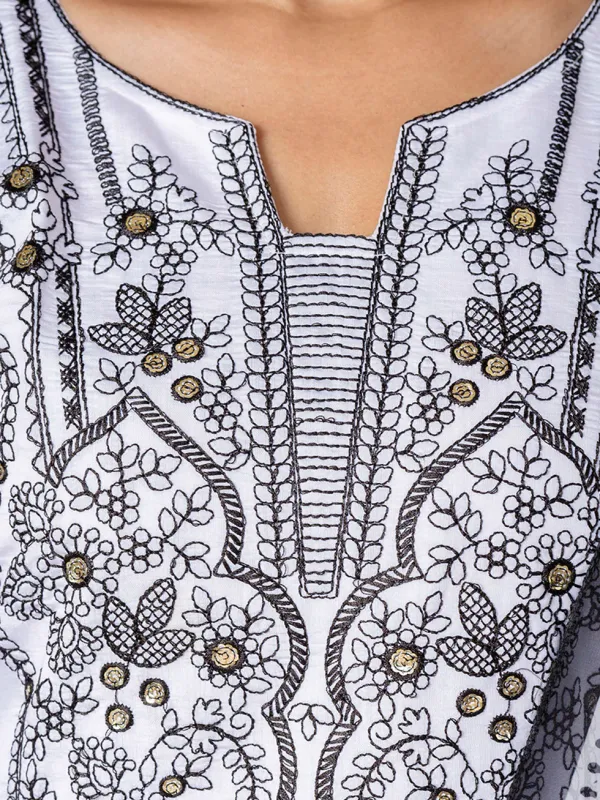 Floral_Embroidered_Silk_Blend_Round_Neck_Kurta_Trouser_&_Dupatta_Set