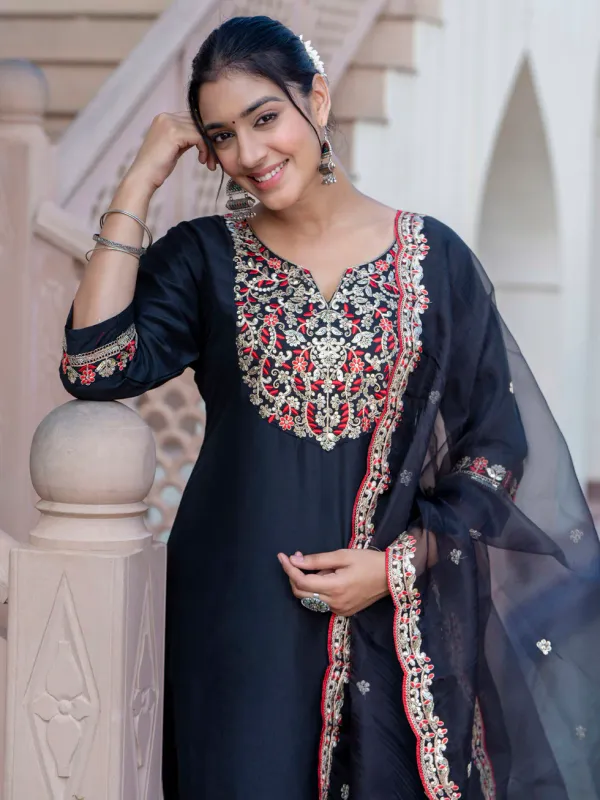 Floral_Embroidered_Silk_Blend_V_Neck_Kurta_Trouser_&_Dupatta_Set