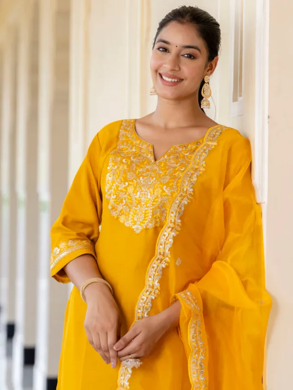 Floral_Embroidered_Silk_Blend_V_Neck_Kurta_Trouser_&_Dupatta_Set