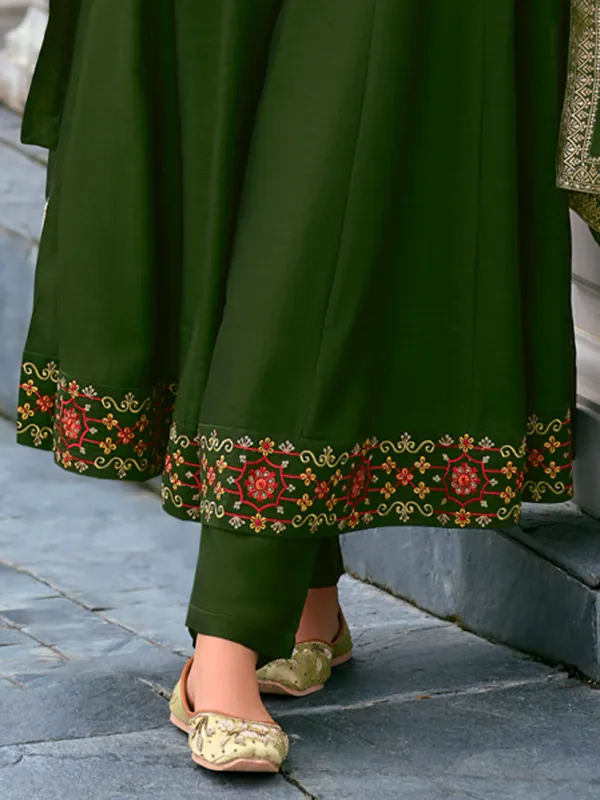 Floral_Embroidered_Silk_V_Neck_Kurta_Trouser_&_Dupatta_Set
