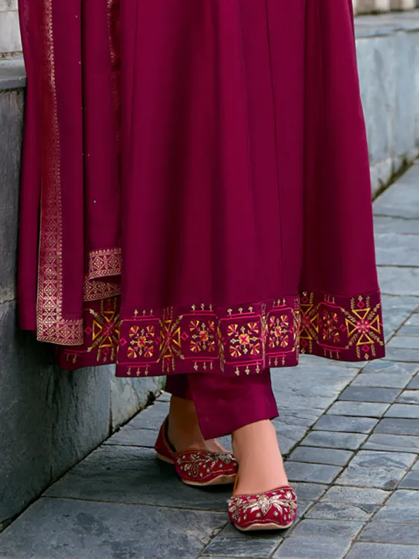 Floral_Embroidered_Silk_V_Neck_Kurta_Trouser_&_Dupatta_Set