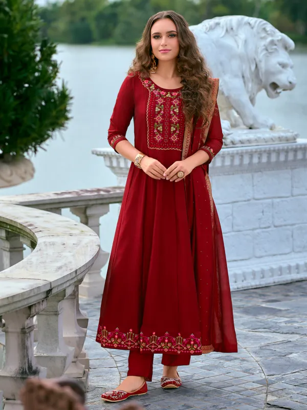 Floral_Embroidered_Silk_V_Neck_Kurta_Trouser_&_Dupatta_Set