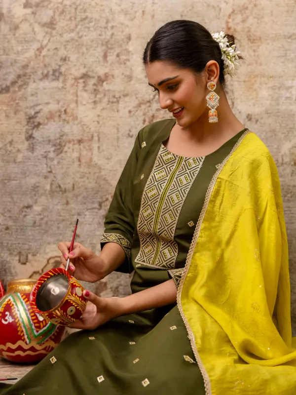 Floral_Embroidered_Silk_Round_Neck_Kurta_Trouser_&_Dupatta_Set