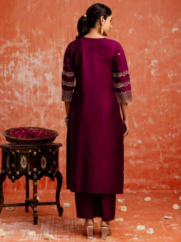 Floral_embroidered_viscose_rayon_v_neck_Kurta_Trouser_&_Dupatta_Set