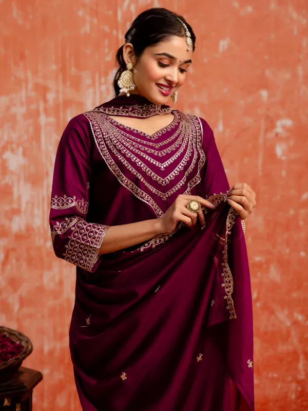 Floral_embroidered_viscose_rayon_v_neck_Kurta_Trouser_&_Dupatta_Set