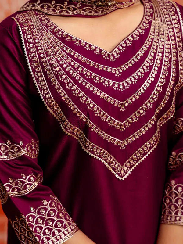 Floral_embroidered_viscose_rayon_v_neck_Kurta_Trouser_&_Dupatta_Set