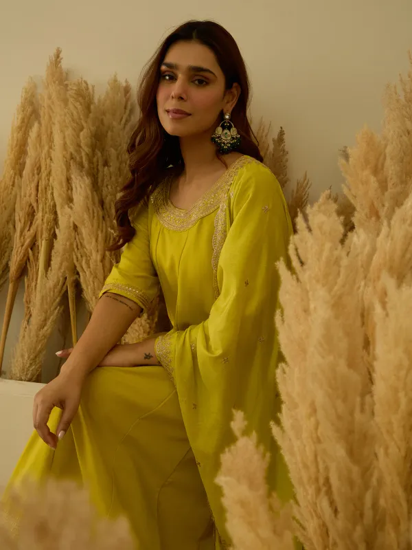 Floral_Embroidered_Viscose_Rayon_Round_Neck_Kurta_Trouser_&_Dupatta_Set