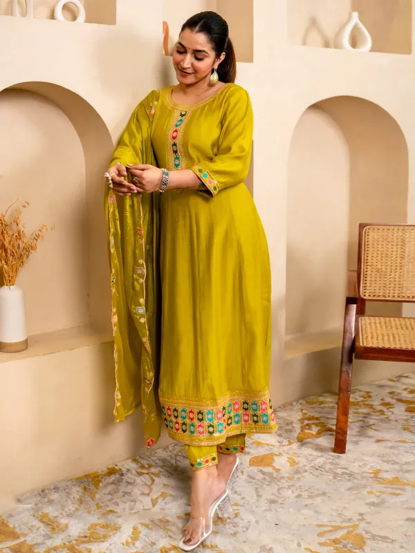 Floral_Embroidered_Viscose_Rayon_Round_Neck_Kurta_Trouser_&_Dupatta_Set