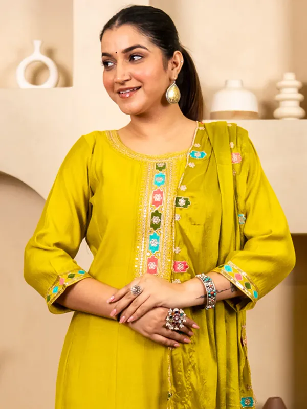 Floral_Embroidered_Viscose_Rayon_Round_Neck_Kurta_Trouser_&_Dupatta_Set
