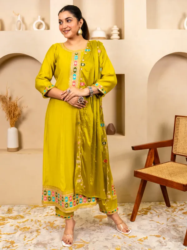 Floral_Embroidered_Viscose_Rayon_Round_Neck_Kurta_Trouser_&_Dupatta_Set