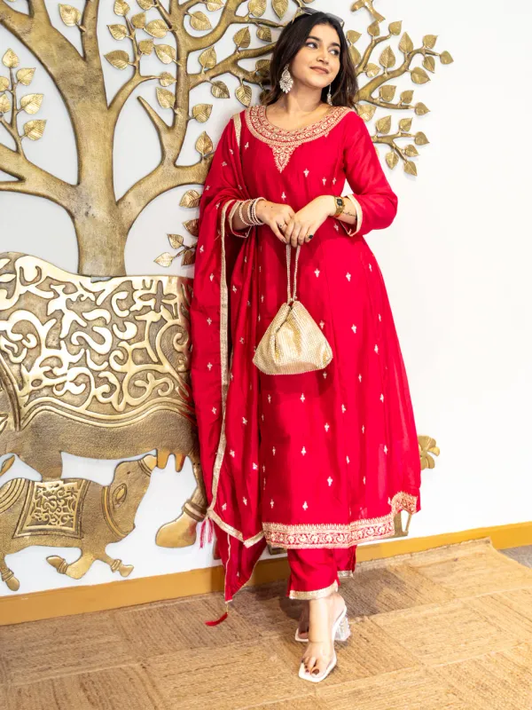 Floral_Embroidered_Silk_Blend_Round_Neck_Kurta_Trouser_&_Dupatta_Set