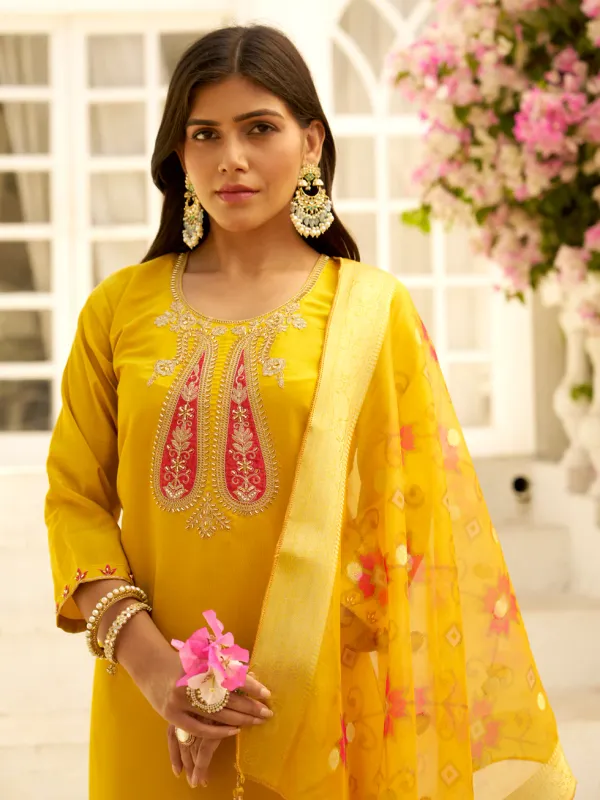 Floral_Embroidered_Silk_Blend_Round_Neck_Kurta_Trouser_&_Dupatta_Set