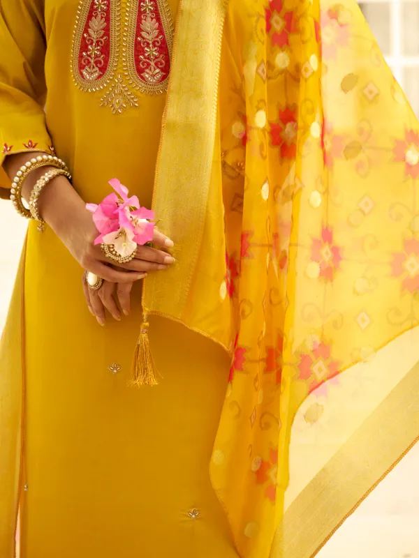 Floral_Embroidered_Silk_Blend_Round_Neck_Kurta_Trouser_&_Dupatta_Set