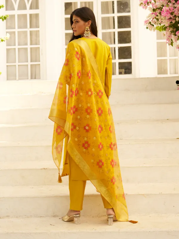 Floral_Embroidered_Silk_Blend_Round_Neck_Kurta_Trouser_&_Dupatta_Set