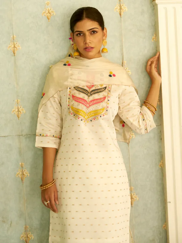 Floral_Embroidered_Chanderi_Silk_Round_Neck_Kurta_Trouser_And_Dupatta_Set