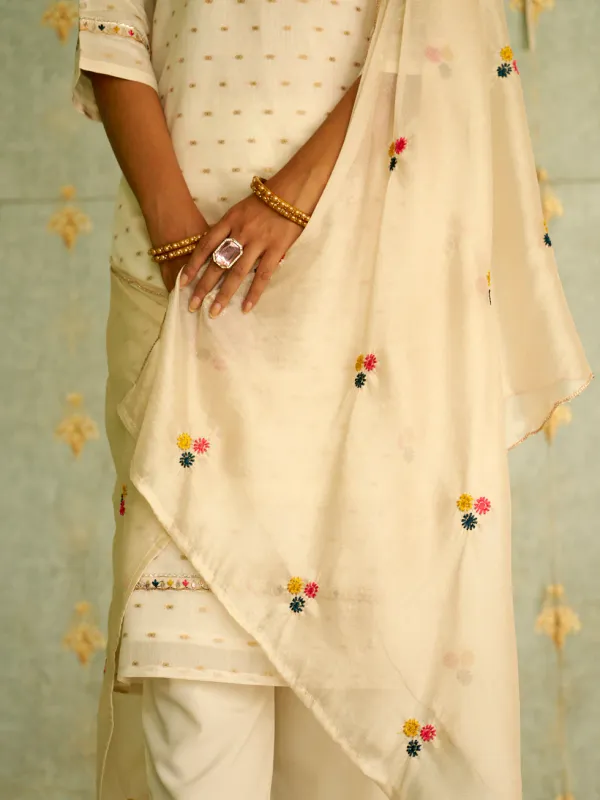 Floral_Embroidered_Chanderi_Silk_Round_Neck_Kurta_Trouser_And_Dupatta_Set