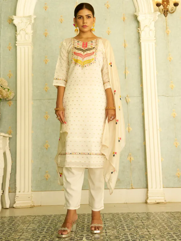 Floral_Embroidered_Chanderi_Silk_Round_Neck_Kurta_Trouser_And_Dupatta_Set