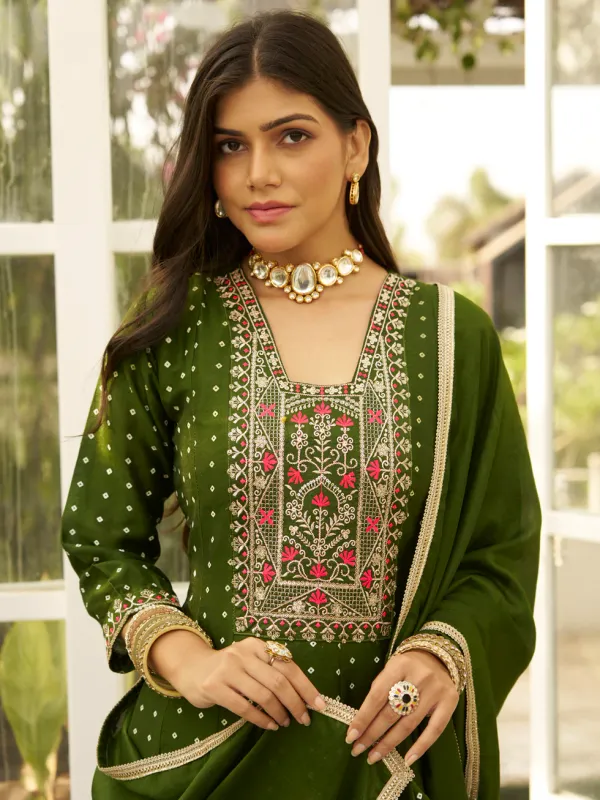Floral_Embroidered_Silk_Blend_V_Neck_Kurta_Trouser_&_Dupatta_Set