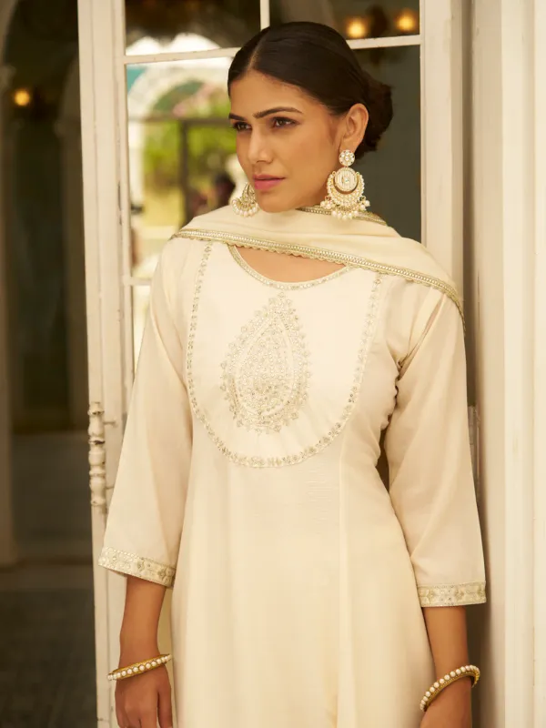 Floral_Embroidered_Silk_Blend_Round_Neck_Kurta_Trouser_&_Dupatta_Set