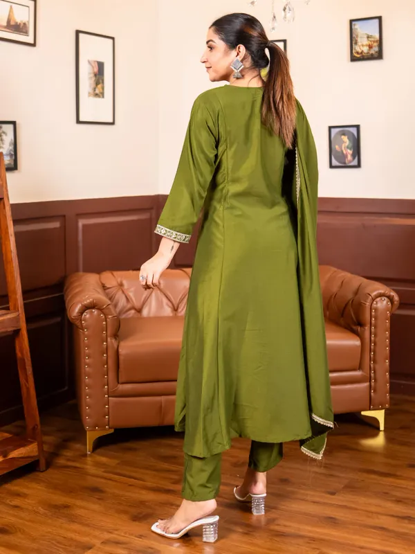 Floral_Embroidered_Silk_Blend_Round_Neck_Kurta_Trouser_&_Dupatta_Set