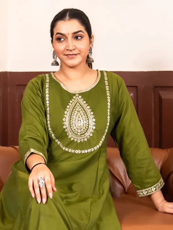 Floral_Embroidered_Silk_Blend_Round_Neck_Kurta_Trouser_&_Dupatta_Set