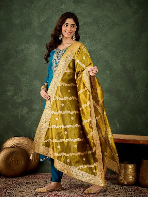 Floral_Embroidered_Viscose_Rayon_Round_Neck_Kurta_Trouser_&_Dupatta_Set