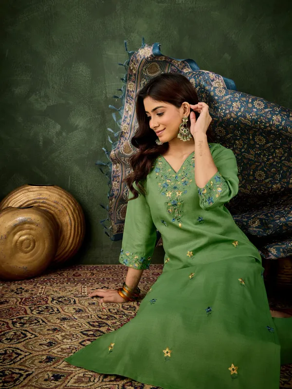 Floral_Embroidered_Cotton_Blend_V_Neck_Kurta_Trouser_&_Dupatta_Set