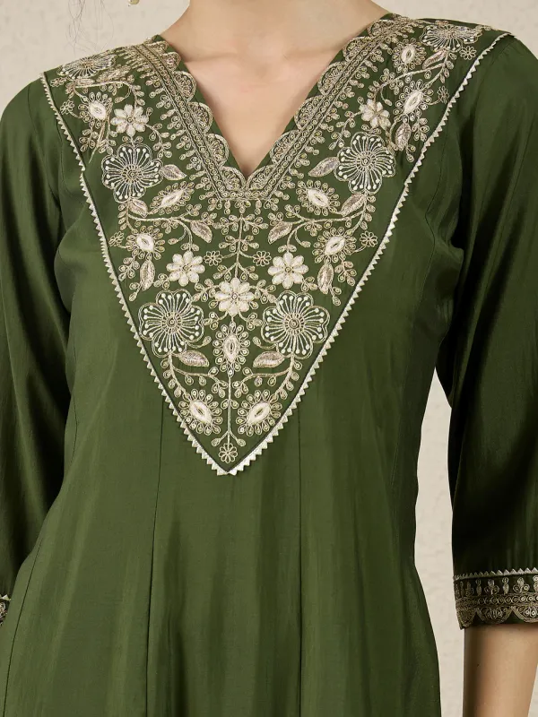 Floral_Embroidered_Silk_Blend_V_Neck_Kurta_Trouser_&_Dupatta_Set