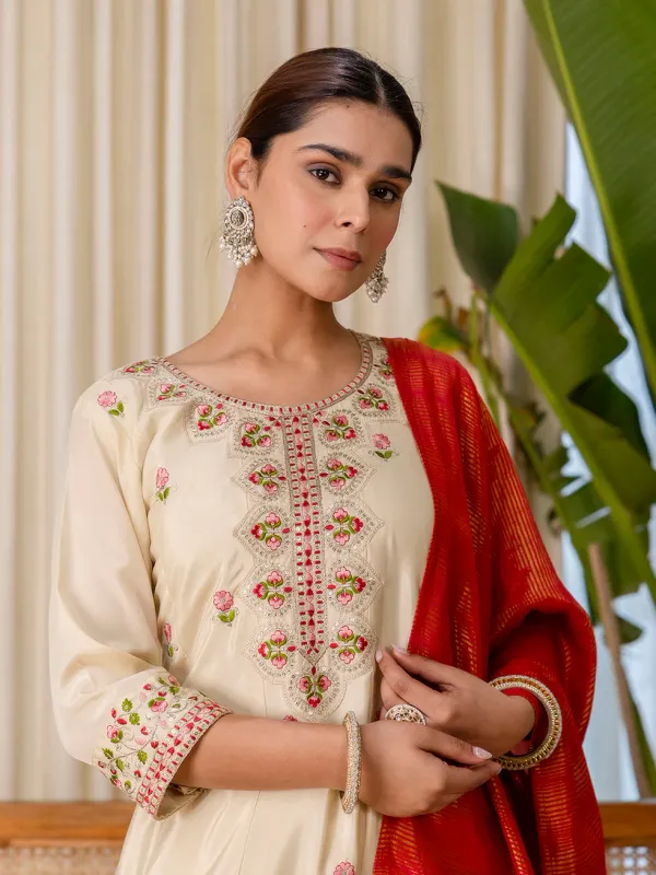 Floral_embroidered_silk_blend_round_neck_Kurta_Trouser_&_Dupatta_Set