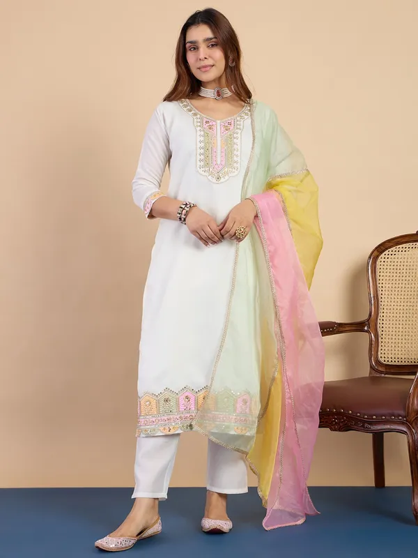 Women�s_Silk_Blend_Kurta_Pant_Set_with_Lace_Border_Silk_Dupatta