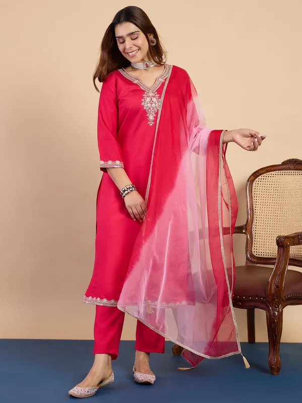Women�s_Floral_Embroidered_Gadwal_Silk_Straight_Kurta_Pant_Set_with_Organza_Dupatta