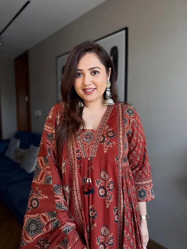 Floral_printed_cotton_v_neck_red__Kurta_Trouser_&_Dupatta_Set