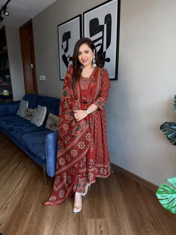 Floral_printed_cotton_v_neck_red__Kurta_Trouser_&_Dupatta_Set